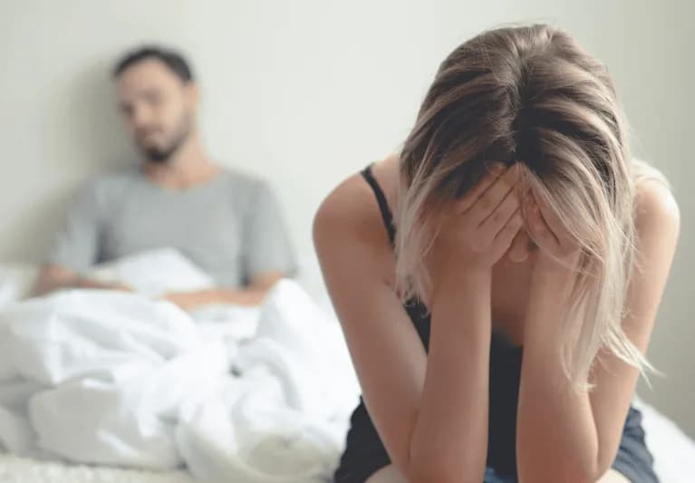 Jak facet ukrywa zainteresowanie - znaki, których nie można przegapić