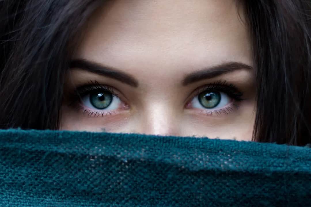 Czy kontakt wzrokowy to klucz do udanych relacji? Psychologia